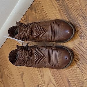 Short brown boots